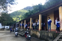 Giáo viên lấy tiền lương mua gạo cho học sinh ăn