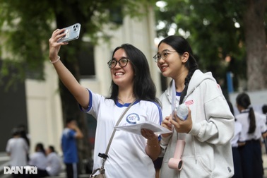 Cha mẹ cùng con đi thi