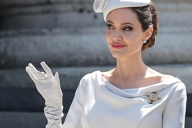 Angelina Jolie đẹp thanh lịch tới ngỡ ngàng