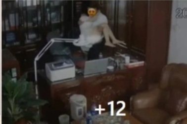 Xác minh clip người đàn ông thân mật với nhiều phụ nữ tại phòng làm việc