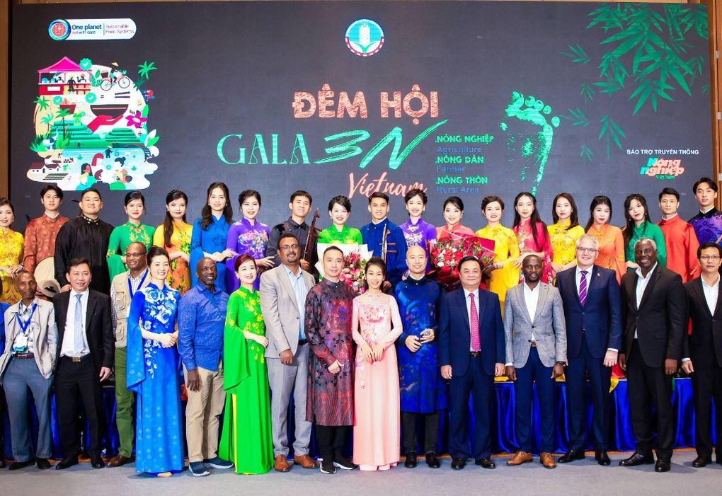 Quảng bá văn hóa Việt qua áo dài chào mừng Hội nghị toàn cầu về lương thực - 11 Quảng bá văn hóa Việt qua áo dài chào mừng Hội nghị toàn cầu về lương thực - 11