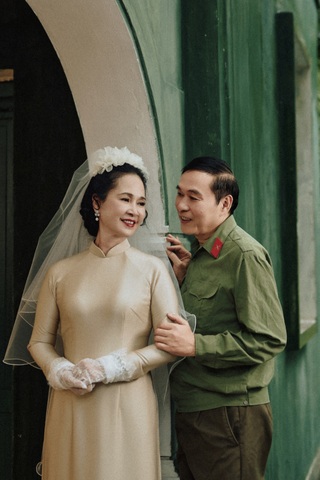 NSND Lan Hương xúc động tái hiện ảnh cưới: "Anh Kỷ tự tay bó hoa cho tôi" - 7