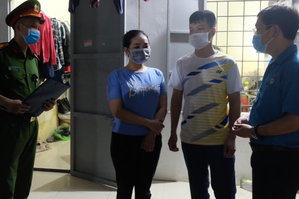 Tổ an toàn Covid-19 trên xe đưa đón công nhân và phòng trọ - 4 Tổ an toàn Covid-19 trên xe đưa đón công nhân và phòng trọ - 4