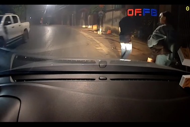 Tài xế phanh gấp, kịp thời tránh người đàn ông ngã ngay trước mũi xe