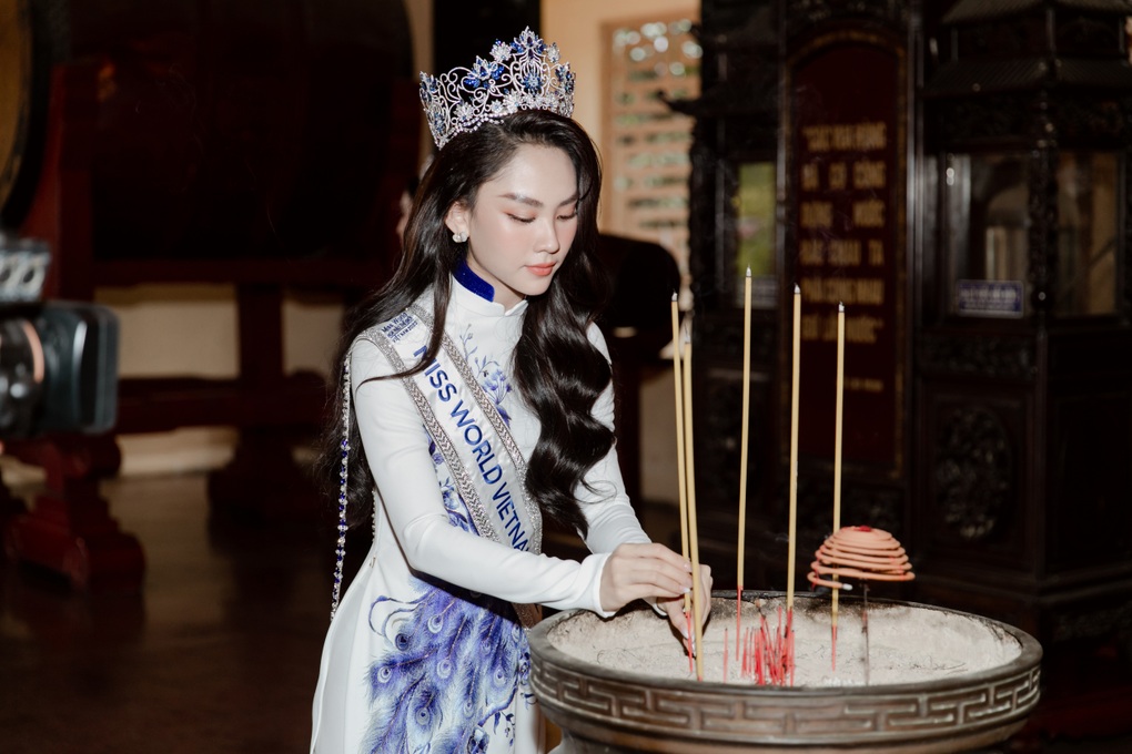 Hoa hậu Mai Phương lần đầu về quê sau đăng quang, bật khóc khi gặp bố mẹ - 4 Hoa hậu Mai Phương lần đầu về quê sau đăng quang, bật khóc khi gặp bố mẹ - 4