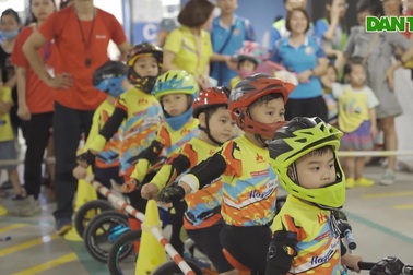 Mãn nhãn màn đua xe đạp thăng bằng của các "tay đua nhí" và phụ huynh