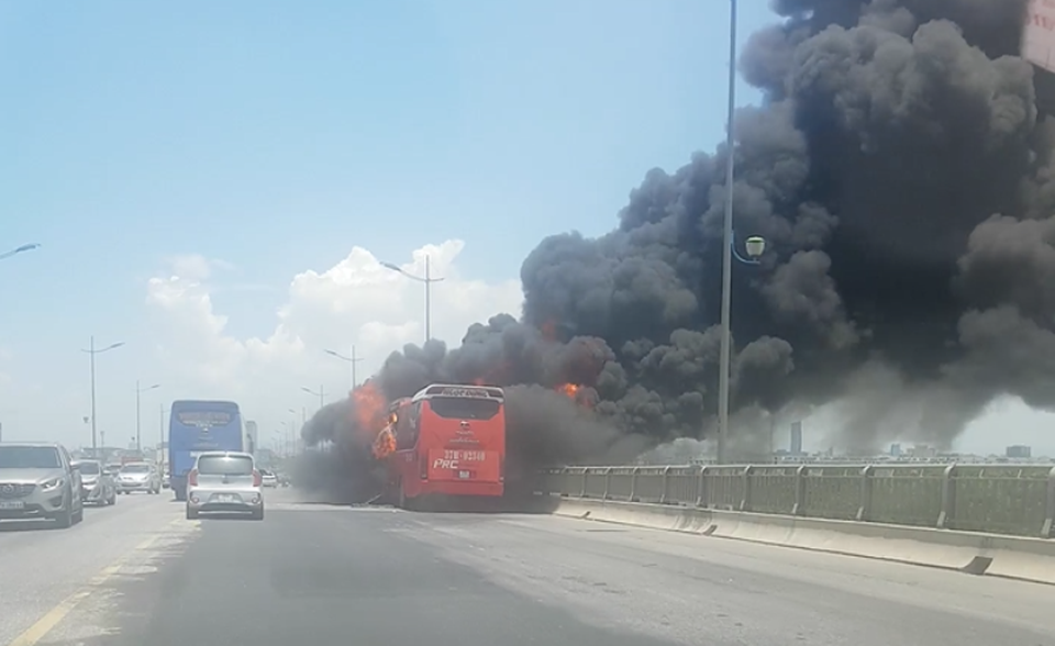 Xe khách bốc cháy ngùn ngụt trên cầu - 1 Xe khách bốc cháy ngùn ngụt trên cầu - 1