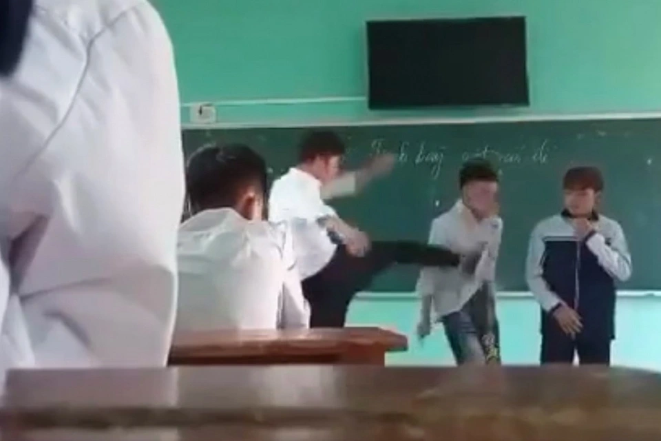 Lời Bộ trưởng “người lớn không còn đánh nhau” và đứa trẻ trốn ở nhà vệ sinh - 4 Lời Bộ trưởng “người lớn không còn đánh nhau” và đứa trẻ trốn ở nhà vệ sinh - 4