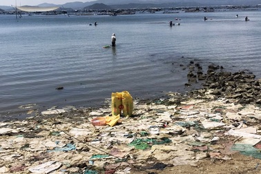 Kinh hãi rác thải nhựa "bóp chết" danh thắng Vịnh Xuân Đài tại Phú Yên!