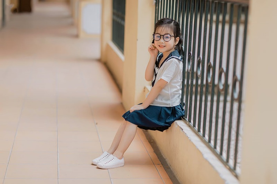 Bé gái 6 tuổi nhí nhảnh, dễ thương với bộ ảnh đồng phục học sinh - 4 Bé gái 6 tuổi nhí nhảnh, dễ thương với bộ ảnh đồng phục học sinh - 4