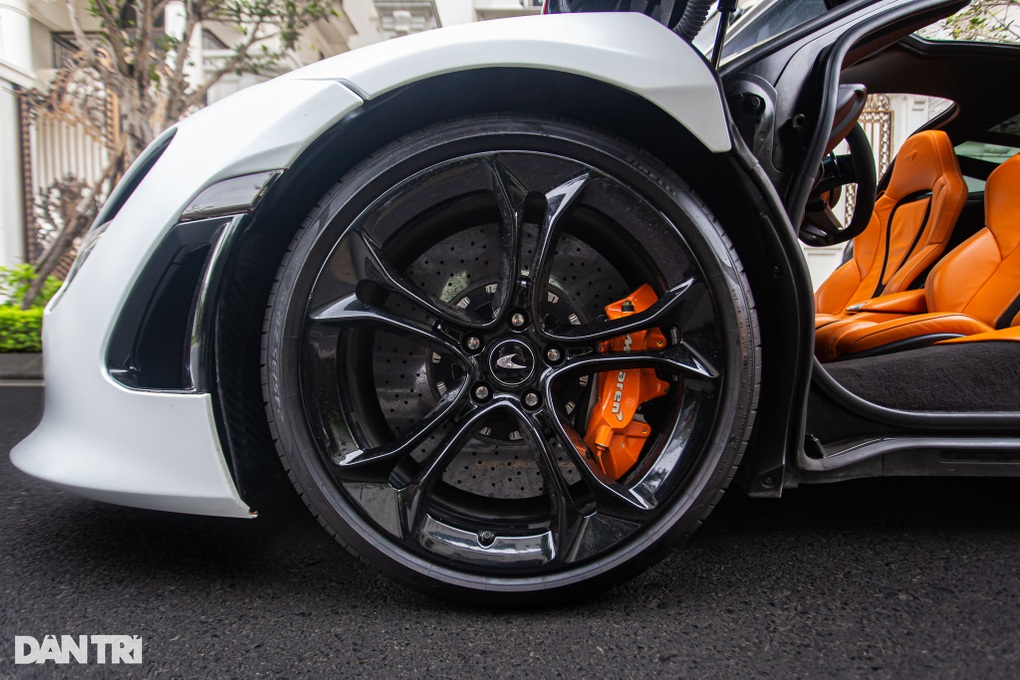 Siêu xe McLaren 720S đầu tiên về Việt Nam bán lại ngang giá Lexus LX600 mới - 4 Siêu xe McLaren 720S đầu tiên về Việt Nam bán lại ngang giá Lexus LX600 mới - 4