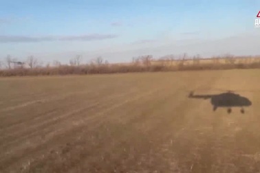 Video trực thăng Ukraine lách "lưới lửa" Nga để tiếp tế cho Azovstal