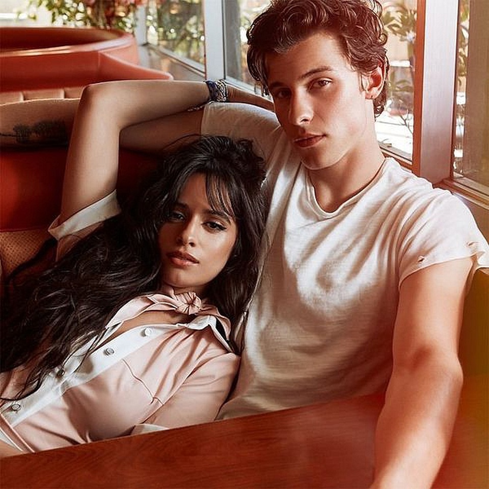 Camila Cabello tình tứ hôn Shawn Mendes - 7 Camila Cabello tình tứ hôn Shawn Mendes - 7