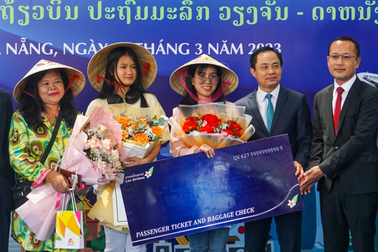 Đà Nẵng phun vòi rồng đón chuyến bay đến từ Viêng Chăn