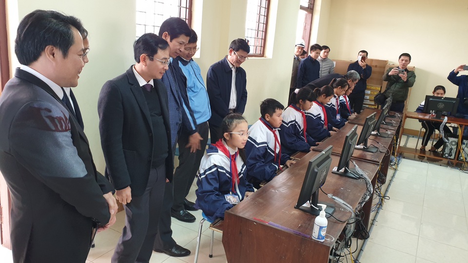 Quảng Bình: Tặng 100 bộ máy tính cho trường học vùng lũ - 2 Quảng Bình: Tặng 100 bộ máy tính cho trường học vùng lũ - 2