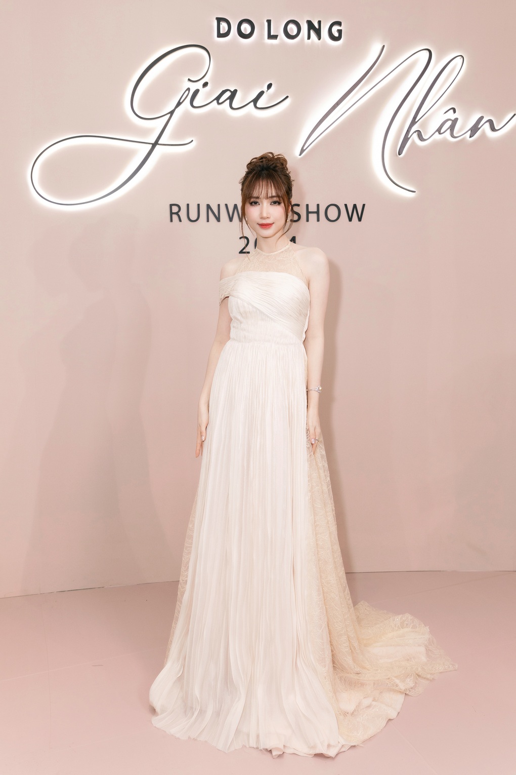 Trấn Thành đi xem show thời trang cùng Hari Won, biểu cảm gây chú ý - 3 Trấn Thành đi xem show thời trang cùng Hari Won, biểu cảm gây chú ý - 3