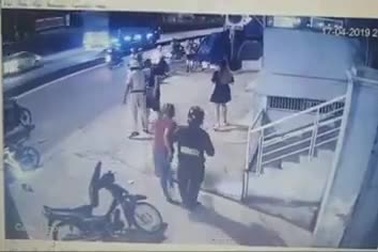 CSGT lên gối người vi phạm giao thông