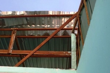 Gần 200 căn nhà miền Tây sập, tốc mái vì mưa giông