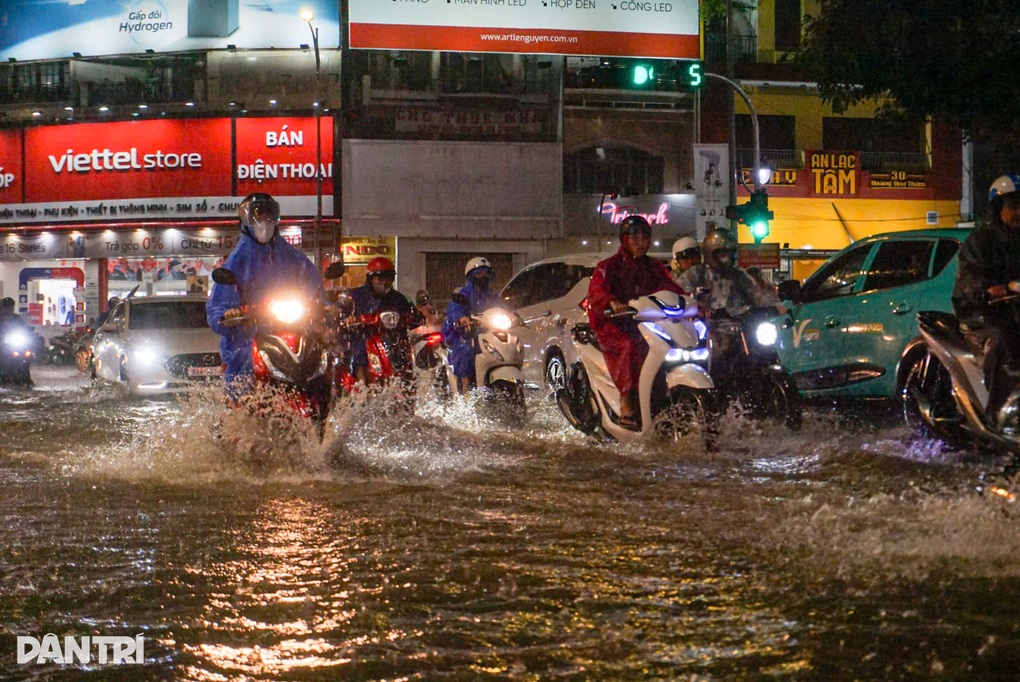 Mưa kèm sấm sét khiến cây xanh bật gốc, đường phố Đà Nẵng ngập úng - 2