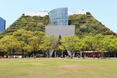 "Phù phép" biến tòa nhà bê tông thành "ngọn núi xanh" giữa phố