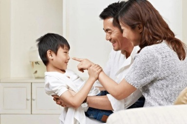 Bỏ bê con ruột để chăm con chồng, tôi bật khóc khi thấy một mẩu giấy