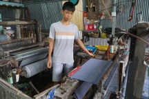 Ngôi làng kỳ lạ, con trai 10 tuổi đã mê dệt vải