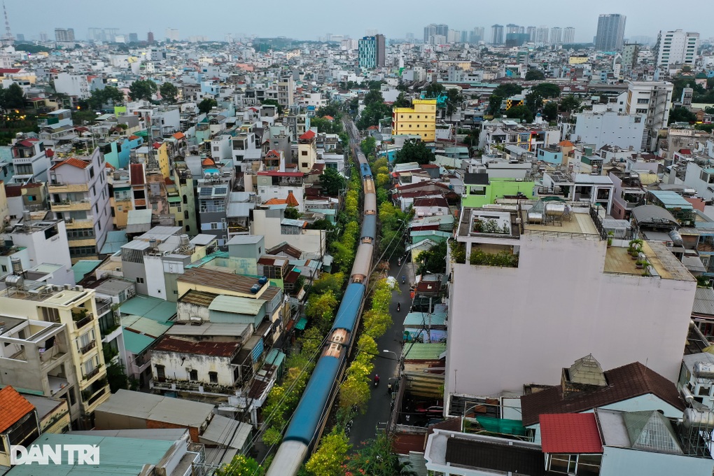 TPHCM đã có 5km đường hoa chạy dọc tuyến đường sắt nội đô - 1 TPHCM đã có 5km đường hoa chạy dọc tuyến đường sắt nội đô - 1