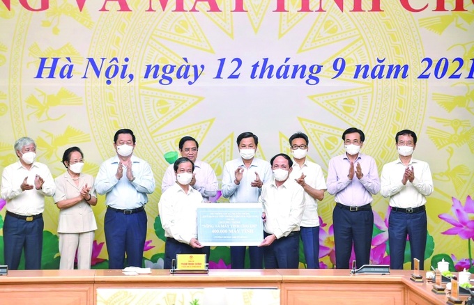 Tại Lễ phát động, đã có những đóng góp đầu tiên lên tới hơn 1 triệu chiếc máy tính bảng cho các em.