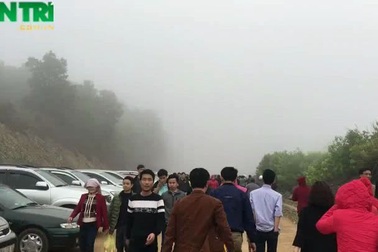 Dòng người nườm nượp hướng về huyệt đạo thiêng