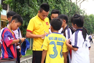 Đội tuyển Việt Nam thăm các trẻ em thiếu may mắn