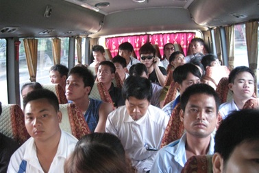 Khổ như “thượng đế” xe khách!