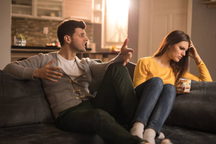 Cả nhà lục đục vì một chiếc thẻ điện thoại chồng nộp cho mẹ chồng