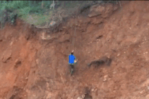 Yên Bái: Thót tim cảnh thầy giáo đu dây leo vách núi sạt vào điểm trường bị lũ cô lập