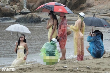 Du khách trải nghiệm biển Sầm Sơn trước bão