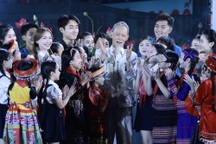 Hòa Minzy xúc động hát trong đêm nhạc "Người là Hồ Chí Minh"