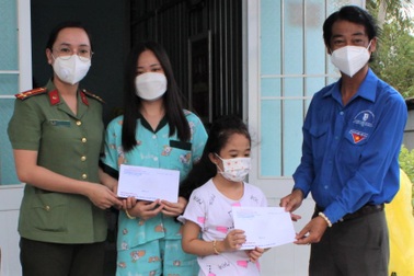 Mẹ mất vì Covid-19, chị gái định nghỉ học để lo cho em