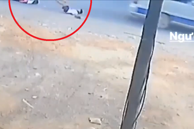 Thêm xe đưa rước bung cửa sau, 2 học sinh tiểu học rơi xuống quốc lộ