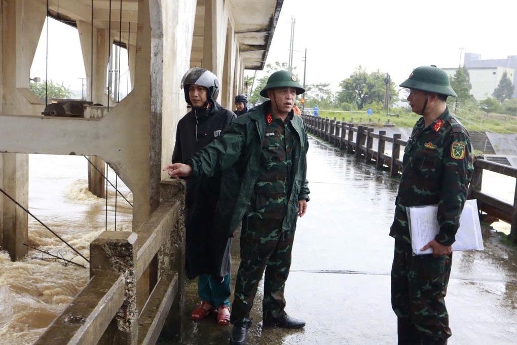 Nguy cơ vỡ đập tràn do rác ứ đọng, Đà Nẵng huy động bộ đội ứng cứu - 2 Nguy cơ vỡ đập tràn do rác ứ đọng, Đà Nẵng huy động bộ đội ứng cứu - 2