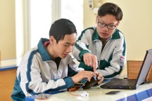 Thiết bị cảnh báo trẻ em bị bỏ quên trên ô tô của hai học sinh Quảng Ninh