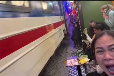 Du khách nước ngoài gặp tai nạn suýt mất mạng tại phố cafe đường tàu