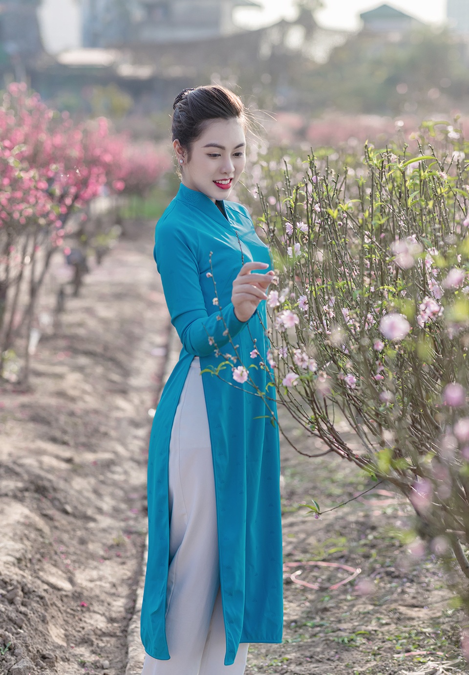 Nữ nhân viên hàng không khoe dáng nuột nà giữa vườn đào ngày Xuân - 1 Nữ nhân viên hàng không khoe dáng nuột nà giữa vườn đào ngày Xuân - 1