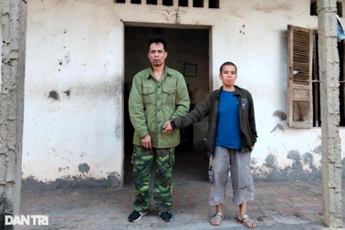 Nhói lòng anh mù, câm, điếc chăm em tâm thần lay lắt trong căn nhà sắp sập