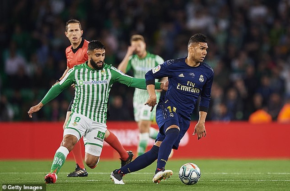 Thua sốc Betis, Real Madrid mất ngôi đầu bảng vào tay Barcelona - 5 Thua sốc Betis, Real Madrid mất ngôi đầu bảng vào tay Barcelona - 5