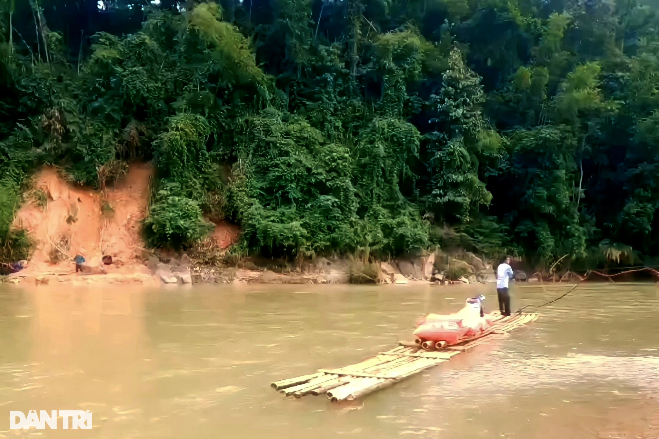 Người chết đi bè mảng đến nghĩa trang ở Thanh Hóa - 2