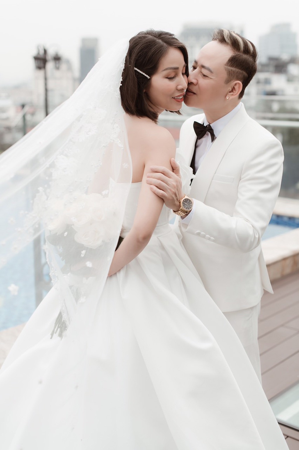 Ảnh cưới lãng mạn của Tùng Dương Người phán xử với vợ 4 kém 12 tuổi - 4 Ảnh cưới lãng mạn của Tùng Dương Người phán xử với vợ 4 kém 12 tuổi - 4
