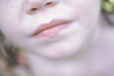 Cha bị buộc tội cưỡng hiếp con gái 2 tuổi, phát trực tuyến trên web đen