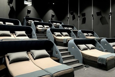 Chiêm ngưỡng rạp chiếu phim “giường nằm” được thay ga sau mỗi suất chiếu