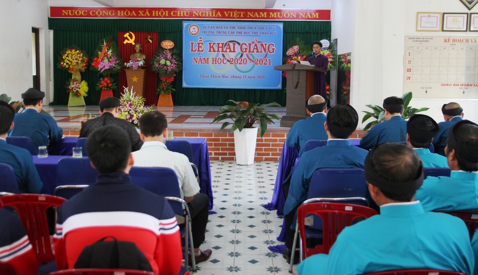 Các thầy giáo ở Huế mặc áo dài ngũ thân dự khai giảng năm học mới - 6 Các thầy giáo ở Huế mặc áo dài ngũ thân dự khai giảng năm học mới - 6