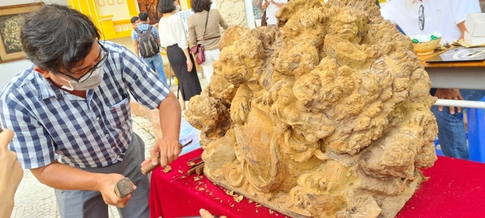 Các nghệ nhân của Trường Mỹ Thuật - Văn hóa Bình Dương đang thao tác trên các tác phẩm của mình
