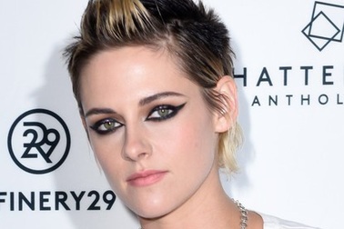 Kristen Stewart cuốn hút với lối trang điểm mắt mèo